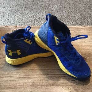 Boys Under Armour BASKETBALL SHOES.  SIZE 5 YOUTH.